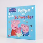 "Peppa als große Schwester" ist der Titel. Illustration von Peppa Wutz mit Familie auf blauem Hintergrund und silbernen Herzen.