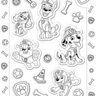 Illustration von fröhlichen Hunden in Uniformen, umgeben von Pfotenabdrücken, Knochen und Sternen in Schwarz-Weiß.