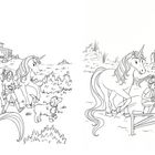 Links ist ein Gebäude mit "Office". Rechts ein Schild "Hobby Horsing". Einhorn, Mädchen, Hund in Wiese.