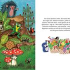 Text: Ein lautes Kichern ertönt. Der kleine Maulwurf reißt die Augen auf: »Meine Freunde!«, jubelt er. »Sie sind der Schatz!« Die Eule lacht. »Ganz genau! Ihr drei seid richtige Spürnasen«, sagt sie. »Wir haben es gerade erst geschafft, das Picknick vorzubereiten, und schwups – seid ihr schon da.« Begeistert machen es sich alle im Gras gemütlich und lassen sich die guten Sachen schmecken. 
Illustration: Verschiedene fröhliche Tiere und Pflanzen.