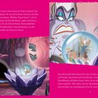 Links Text: Die Meereshexe Ursula... des Ozeans zu feiern. Rechts Text: Das Meeresvolk liebte... vorbereitet!" 

Illustration: Ursula, fiese Hexe, beobachtet König Triton und Meerjungfrauen durch eine Glaskugel.