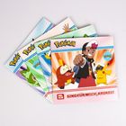 "Sing für mich, Krokel!" und "Pokémon" auf Heften. Cover zeigt fröhlichen Charakter mit zwei Pokémon. Farbiges Design.
