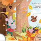 Der Herbstwind pfeift und bläst die Blätter. Welch ein fröhlich-buntes Wetter! Zwei Mäuse freuen sich vor ihrem Haus.