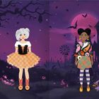 Zwei Mädchen in Halloweenkostümen vor einem düsteren, verzauberten Hintergrund mit leuchtendem Mond und gruseligen Kürbissen.