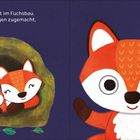 "Familie Fuchs schläft im Fuchsbau. Jetzt schnell die Augen zugemacht, kleiner Fuchs!" Illustration von drei schlafenden Füchsen.
