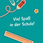 "Viel Spaß in der Schule!" Zwei bunte Bleistifte, ein Lineal und eine orangefarbene Sternform auf grünem Hintergrund.