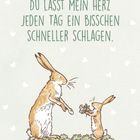 "Du lässt mein Herz jeden Tag ein bisschen schneller schlagen." Illustration von zwei Hasen, einer hält Blumen.