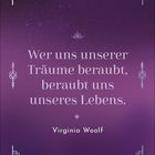 Zitat: "Wer uns unserer Träume beraubt, beraubt uns unseres Lebens." - Virginia Woolf. Lila Hintergrund mit Verzierungen.