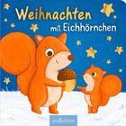 „Weihnachten mit Eichhörnchen“. Zwei orangefarbene Eichhörnchen im Schnee, eines hält eine Eichel. Sterne am blauen Himmel.