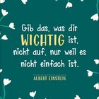 „Gib das, was dir wichtig ist, nicht auf, nur weil es nicht einfach ist.“ – Albert Einstein. Grün mit weißen Blumen.
