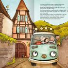 Links: "Vive les vacances!" jaucht Oma. Rechts: Ein Storch fliegt über Auto mit Familie, im Hintergrund burgähnlicher Turm.