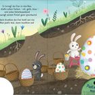 Text: "Er bringt die Eier..." Ein Hase mit Brille trägt Eier; andere Hasen bemalen Eier im Bau. "Puste mal!" mit Maus.