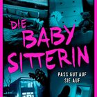 Texte: "MADDIE SILVER", "DIE BABYSITTERIN", "PASS GUT AUF SIE AUF". Szenen in Blau mit Überwachungskamera-Effekt und Puppen.