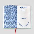Links blaues Blumenmuster, rechts Text: "Witz und Humor", "Für alle, die es genau wissen wollen", "Freud'scher Theoriekurs".