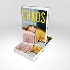 Text: "CHAOS Andréa Ager-Hanssen". Illustration: Frau mit gelbem Pullover lehnt am Tisch.