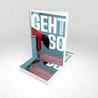 „GEHT SO“ von BEATRIZ SERRANO. Ein Roman mit einem blau-roten Cover.
