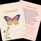 "Achtsamkeit" in Gold, Schmetterling, Blumen, verziert. Ein zweiter Text über Achtsamkeit beschreibt innere Ruhe.