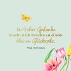 „Ein froher Gedanke macht dich bereits zu einem kleinen Glückspilz. Paul Hufnagel.“ Gelber Schmetterling, bunte Blumen.