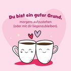 Du bist ein guter Grund, morgens aufzustehen (oder mit dir liegenzubleiben). Zwei lächelnde Kaffeetassen mit Herzen.