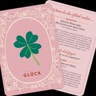 „Wenn du das Glück suchst...“ Buch- und Filmtipp sowie ein Kleeblatt auf rosa Hintergrund mit floralen Mustern.