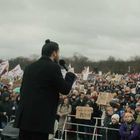 Text auf Schildern: "FCK AFD", "Das wird man wohl noch geil finden dürfen". Versammlung vor dem Reichstag, Redner mit Mikrofon.
