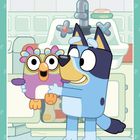 Illustration: Ein blauer Hund hält ein buntes Plüschtier in einer Küche mit einem Waschbecken im Hintergrund.