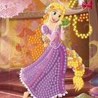 Eine lächelnde junge Frau trägt ein lila Kleid mit Blumenmuster. Ein grünes Chamäleon sitzt auf ihrer Hand.