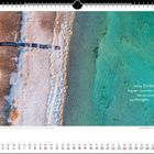 Helles Türkisblau liegt am Saum des Sees. Oben: Luftaufnahme von Sand und Wasser. Unten: Kalendarium Januar 2021.