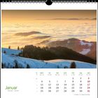 Kalenderseite für Januar mit Winterlandschaft: verschneite Hügel, darüber ein Meer aus Wolken in warmem Sonnenlicht.