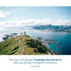 "Man muss nicht genügen. Es genügt, dass man da ist. Alles, was darüber hinausgeht, ist ein Bonus. Tomas Sjödin."

Eine Person steht auf einem grünen Hügel mit Blick auf ein Meer voll kleiner Inseln, umgeben von Bergen und bewölktem Himmel.