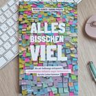 "Alles bisschen viel" ist der Titel. Buntes Mosaik aus Haftnotizen, daneben eine Tastatur und eine Maus.