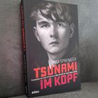 Auf dem Buchcover steht "Max Sprenger. TSUNAMI IM KOPF". Darunter: "Flachgelegt von einer Hirnblutung. Aber ich hol mir mein Leben zurück." Es zeigt das Porträt eines jungen Mannes.