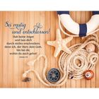 "Sei mutig und entschlossen! Hab keine Angst... Josua 1,9." Rettungsring, Seil, Kompass, Seesterne und Muscheln auf Holz.