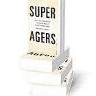 Bücherstapel mit dem Titel „Super Agers“ von Dr. Eric Topol. Untertitel: „Der wissenschaftlich fundierte Weg zu einem langen Leben“.