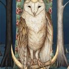 "Die Hohepriesterin" und "II" sind geschrieben. Eine Eule steht auf einem Mond und hält eine Schriftrolle.