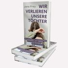 "Jana Frey: WIR VERLIEREN UNSERE TÖCHTER. Frau hält Kopf in den Armen, traurig. Bücher gestapelt."