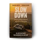 "Slow Down: Zwei Jahre durch Afrikas Westen. Im LKW-Oldtimer von Marokko bis ans Kap. Fahrzeug in afrikanischer Landschaft."