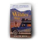 "The Wilder Way" in großen Buchstaben, darunter "Eva zu Beck". Eine Frau sitzt auf einem Geländewagen vor einer Berglandschaft.