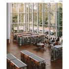 01 Friday, 02 Saturday, 03 Sunday, public Library, Malmö. Innenansicht einer modernen Bibliothek mit großen Fenstern.