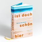 Roter Text: "Familie ist nicht das, was bleibt, sondern das, was wir immer wieder neu erfinden." Hintergrund: Strandkulisse.