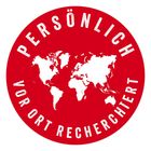 Roter Kreis mit Text "PERSÖNLICH VOR ORT RECHERCHIERT" und weißem Weltkartenmotiv in der Mitte.