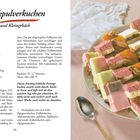 Rezept für Erdbeerkuchen neben Foto von bunten Kuchenwürfeln auf einem Teller. Ein Löffel liegt daneben.