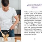"WIEVIEL ISST EIGENTLICH 1 PERSON?" Text über gesunde Portionsgrößen. Links ein Mann beim Kochen, rechts Text.