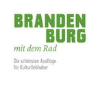 Oben steht "Therese Schneider". Groß und grün "BRANDENBURG", darunter "mit dem Rad". Unten "Die schönsten Ausflüge für Kulturliebhaber" und "BeBra Verlag".