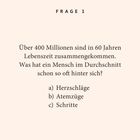 Frage 1: Über 400 Millionen in 60 Jahren. Was hat ein Mensch so oft? a) Herzschläge b) Atemzüge c) Schritte. Schwarzer Text auf beigem Hintergrund.
