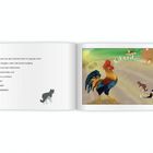 Links: „Sigismund war der schönste Hahn...“, beschreibt Hahn, der kräht. Rechts: Hahn auf Bauernhof mit „Kikerikiiiiii“.