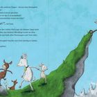 Text: „Eigentlich war Fritzi wie alle anderen Ziegen… So konnte es nicht weitergehen!“ Ziegen balancieren auf Klippen.