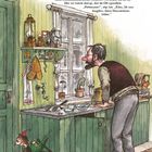 Pettersson steht in einer Küche am Fenster. Findus, eine Katze, trägt einen Rucksack und schaut zu ihm hoch.