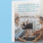 "Gebt eurem Baby den Raum, die Welt des Essens in seinem eigenen Tempo zu entdecken – mit Neugierde, Geduld und Freude." Ein lächelndes Paar spielt mit einem Baby in einer Küche.