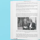 THOMAS HEIDUZEK. Seite 148. Angela Merkel trägt sich ins Gästebuch ein, begleitet von Presse und Blitzlicht, mit einem Herrn.